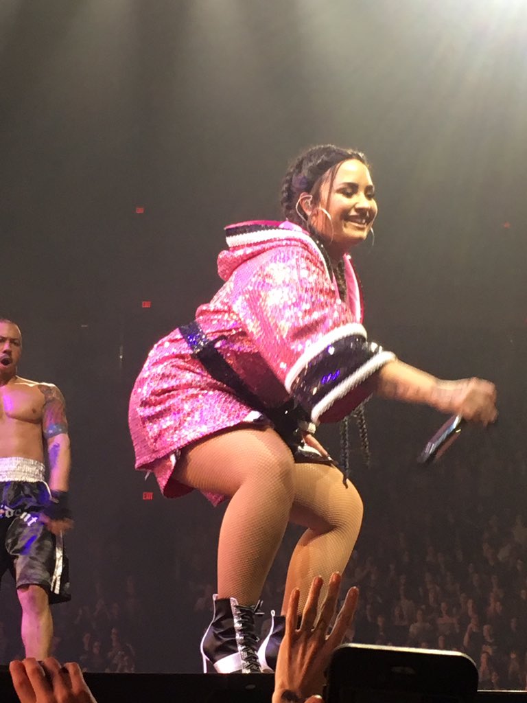 lyndseymcmath's tweet photo. .@ddlovato is a GODDESS. Thank you @mcmasters283 for THIRD ROW tickets. You're the best fiancé EVER 😍😍 I mean cmon, the dude's face in the back says it all... 😲 #DemiLovato #TellMeYouLoveMeTour https://t.co/7o5PUxgtFl