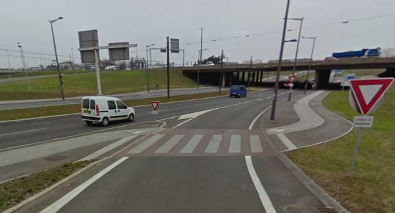 TransAction_BC's tweet photo. Tale of 2 cities: @CityofVancouver (recently redone #KnightStreetBridge intersection) and #Lyon. One has an official policy prioritizing pedestrians and #bikeyvr cyclists above cars, but which one?  @MayorGregor, @Dale_Bracewell, @WeAreHub... any ideas? https://t.co/vKoVV9qJKu