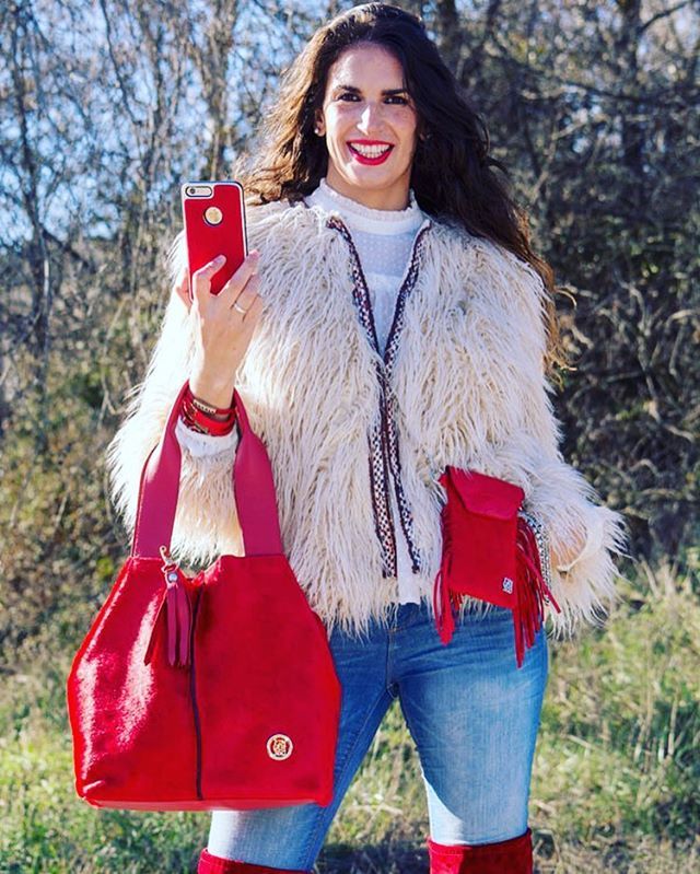 Finger360social's tweet photo. #piel #potro #rojo #colecciones de #fundas y mucho más #finger360 @noelia_sanz 📸 @phelipedelatorre  #bolsodepiel #bolsounico #bolsoexclusivo https://t.co/YNJcplaYQB