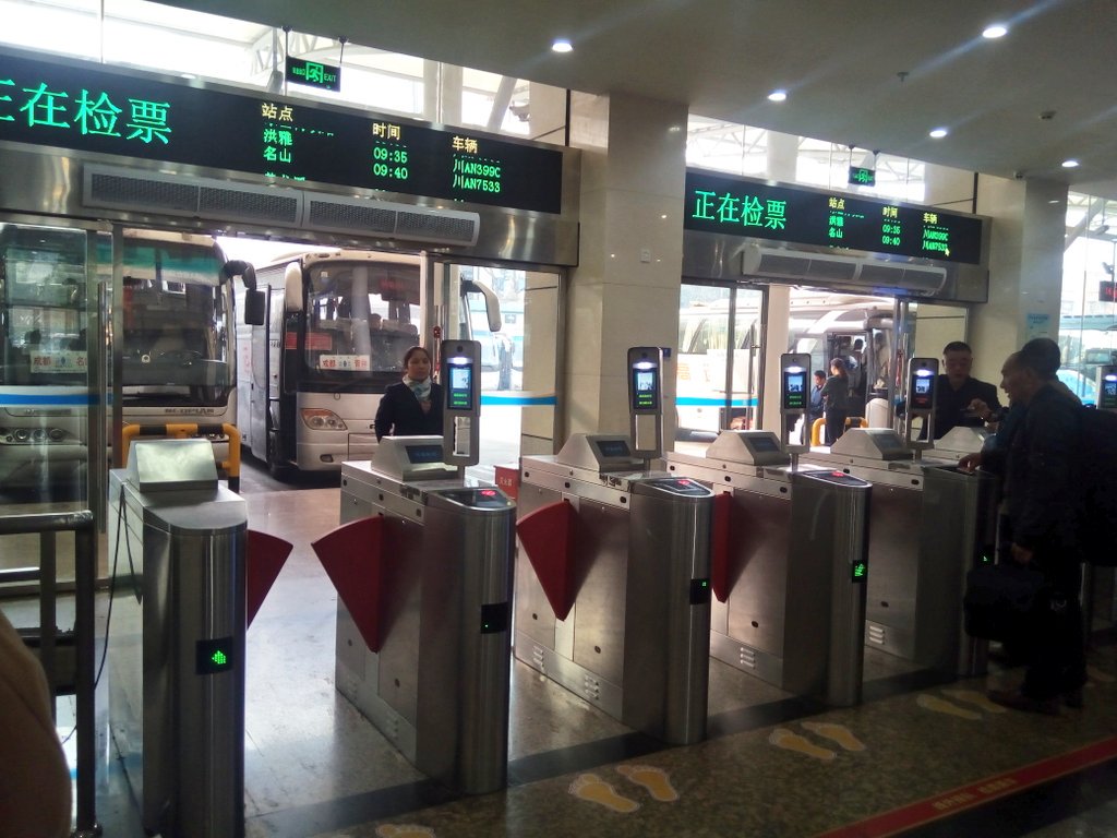 riverwill_kay's tweet image. 中国での公共交通機関はタクシー・地下鉄を除くと基本的に実名制
最近は改札に顔認証と国民証をかざす本人確認システム導入されてて、外国人などは隅っこの有人改札に行きパスポート提出が必須
ただ成都新南門Tは切符のバーコードかざすだけで通過できたな😓
#Transportation #IDsystem #China