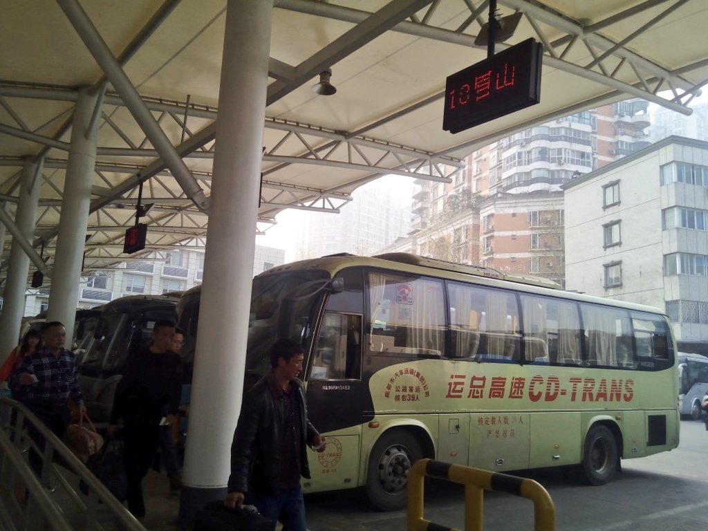 riverwill_kay's tweet image. 中国での公共交通機関はタクシー・地下鉄を除くと基本的に実名制
最近は改札に顔認証と国民証をかざす本人確認システム導入されてて、外国人などは隅っこの有人改札に行きパスポート提出が必須
ただ成都新南門Tは切符のバーコードかざすだけで通過できたな😓
#Transportation #IDsystem #China