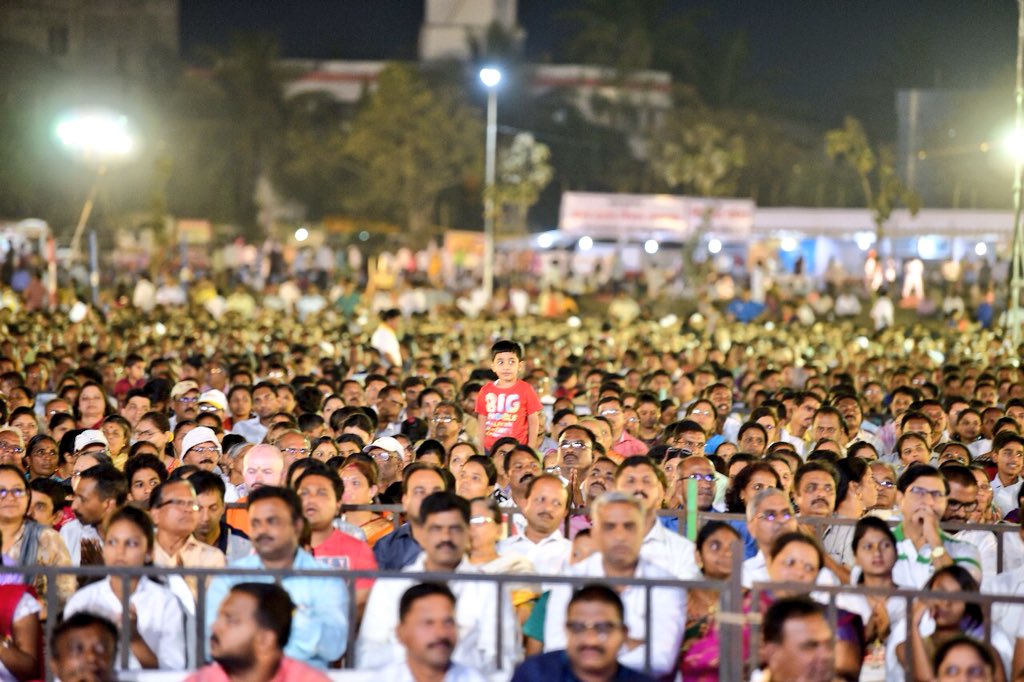 Gurudev's tweet photo. 1 Lakh people came together for an evening of deep meditation and celebration at the Satara Maha Satsang. https://t.co/KuE9YLA5fb