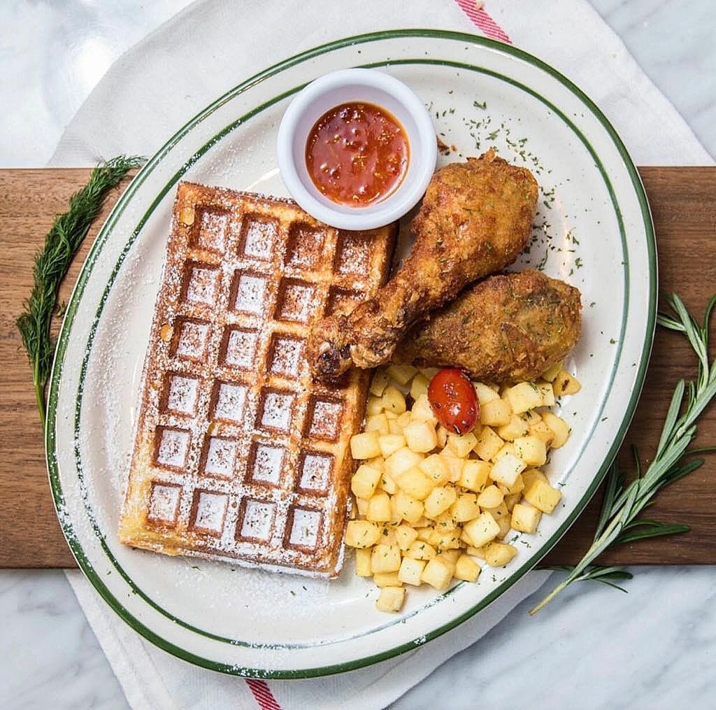 Yukiloykilo's tweet photo. 🍀🍀🍀Fried Chicken 🍗 and Waffle 😍OMG🍗🍀🍀🍀 https://t.co/4kKRnHAkTT