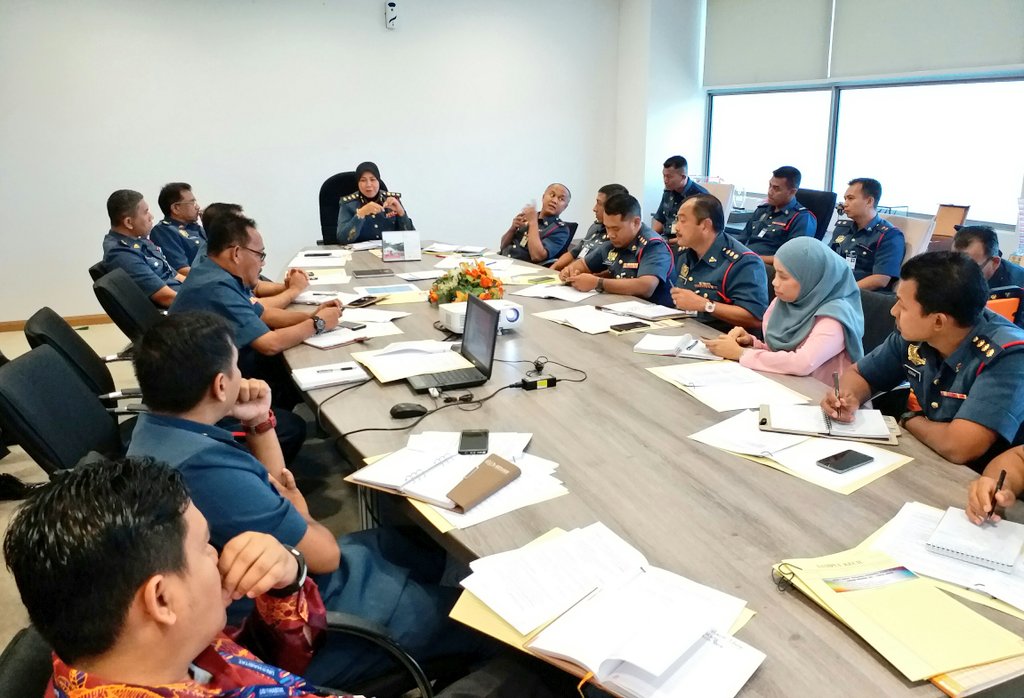 JBPM_official's tweet photo. 15/3/18 PKP Korporat @PKP_KorpJBPM mempengerusikan mesyuarat Pegawai-pegawai Perhubungan Awam Negeri di bilik mesyuarat Tulip https://t.co/Ls9vkfTytM