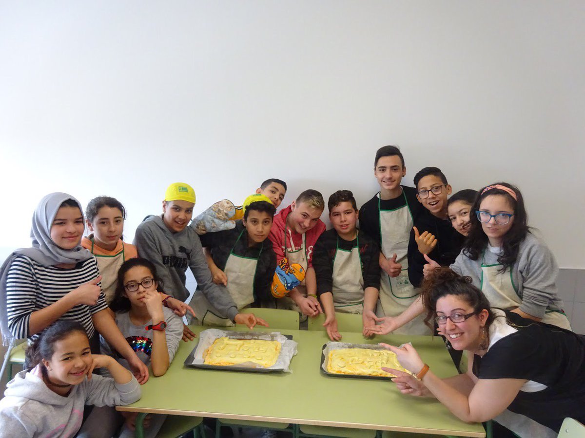iesocastejon's tweet photo. El alumnado de 1• ESO elabora un par de empanadas con Diana y Jose para celebrar el DÍA DE PI. ¡Las matemáticas nunca tuvieron tan buen sabor! 😋 3,1416... https://t.co/Btsk25QYNp