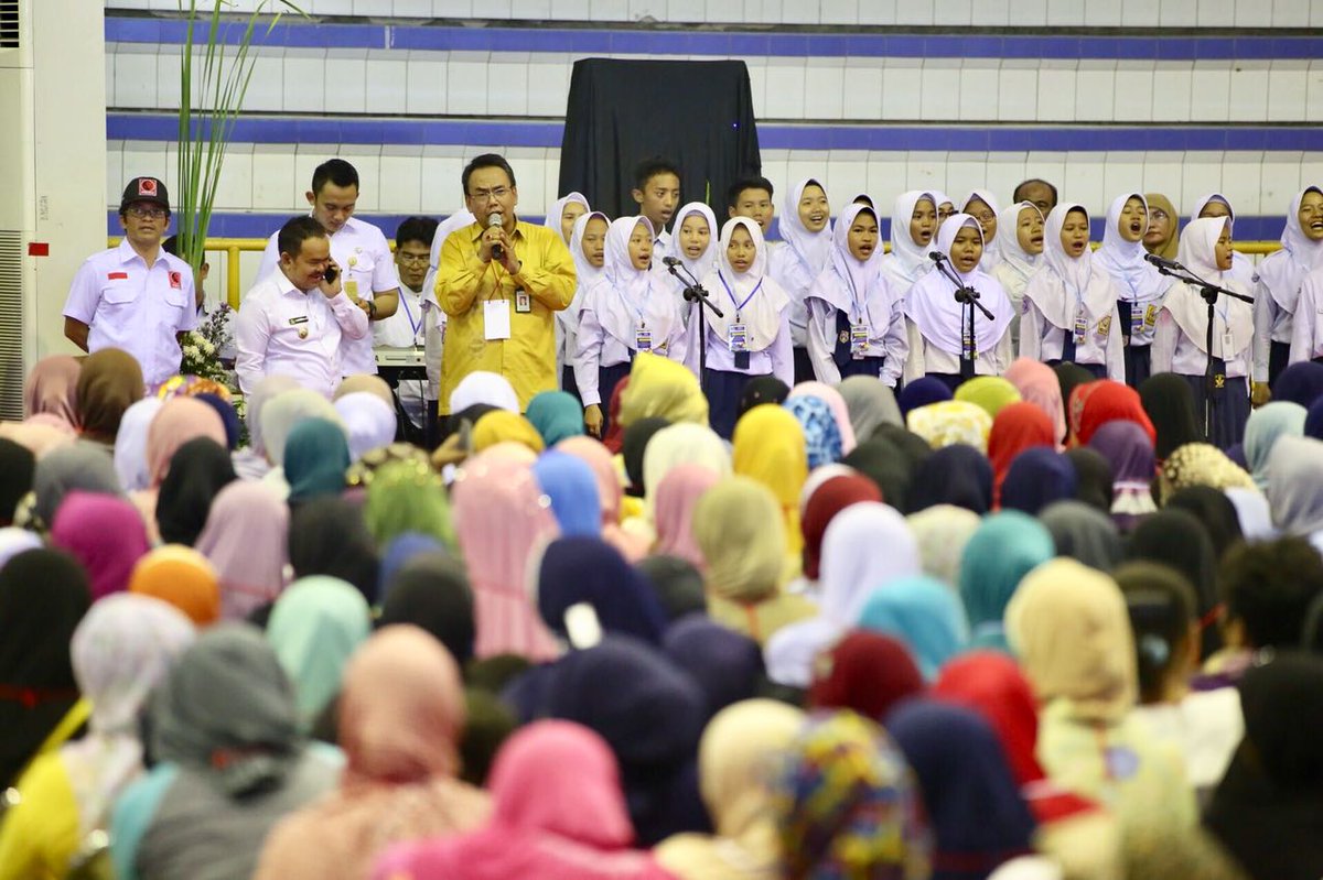 KemensosRI's tweet photo. Presiden @jokowi didampingi Mensos Idrus, Kepala @KSPgoid Moeldoko, &amp; Gubernur Banten hadiri penyerahan bansos Program Keluarga Harapan (PKH), Bantuan Pangan Non Tunai (BPNT), dan Kartu Indonesia Pintar (KIP) di GOR Kota Serang, Rabu (14/03) #PKHSerang https://t.co/OCO7EuwnIX