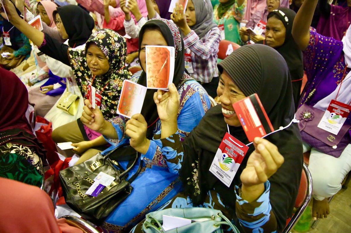KemensosRI's tweet photo. Presiden @jokowi didampingi Mensos Idrus, Kepala @KSPgoid Moeldoko, &amp; Gubernur Banten hadiri penyerahan bansos Program Keluarga Harapan (PKH), Bantuan Pangan Non Tunai (BPNT), dan Kartu Indonesia Pintar (KIP) di GOR Kota Serang, Rabu (14/03) #PKHSerang https://t.co/OCO7EuwnIX