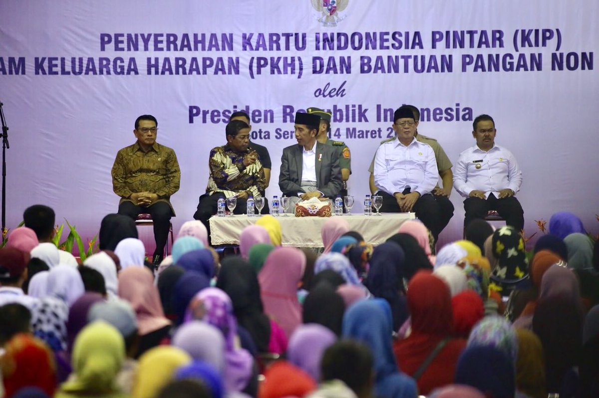 KemensosRI's tweet photo. Presiden @jokowi didampingi Mensos Idrus, Kepala @KSPgoid Moeldoko, &amp; Gubernur Banten hadiri penyerahan bansos Program Keluarga Harapan (PKH), Bantuan Pangan Non Tunai (BPNT), dan Kartu Indonesia Pintar (KIP) di GOR Kota Serang, Rabu (14/03) #PKHSerang https://t.co/OCO7EuwnIX