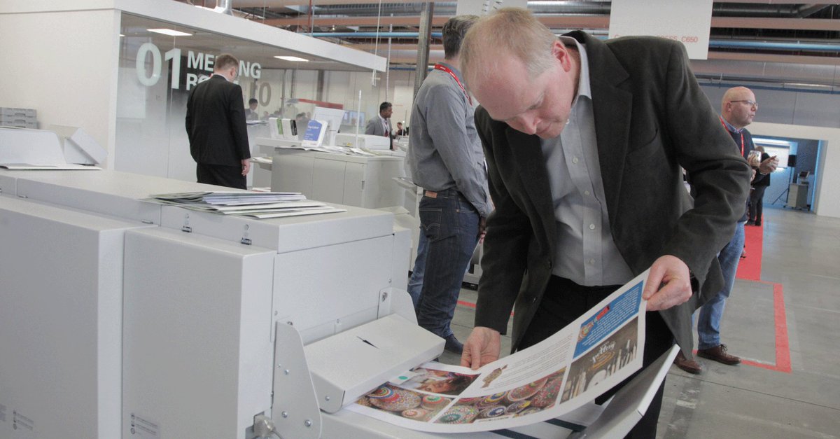 CanonBusinessFR's tweet image. Élargissez le champ des possibles #UNLEASHPRINT avec la nouvelle alimentation recto-verso automatique format bannière de la presse Canon #imagePRESS C850. Découvrez-la ici : bit.ly/2p8UTku