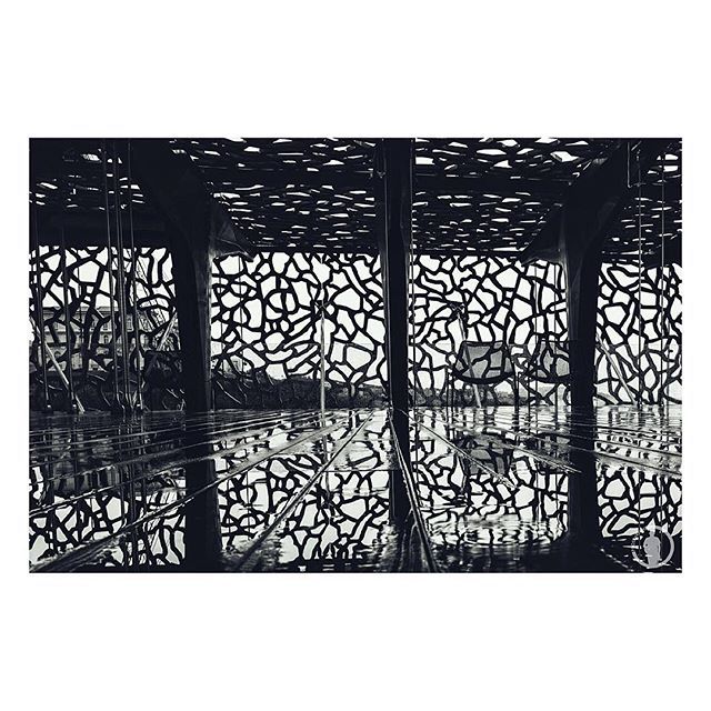 [Splish Splash...]
⚫️〽️🌧⚪️
#wearemarseille #mp2018 #bnw_marseille #france4dreams #igersmarseille #igersfrance #reflection #marseillerebelle #shootermag_france #noiretblanc #mucem #bns_france #noiretblanc #instagramfr #bnw 
#bnw_rose #jaimelapaca  #kodakmoments #puddle #l…