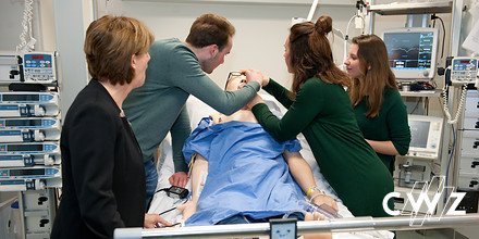 De high care afdelingen organiseerden een extra programmaonderdeel van de CWZ-route hbo-v. Lees er alles over én bekijk vlogs van een student! Voor het nieuwe studiejaar kun je tot 12 april solliciteren naar een plek in deze speciale route. werkenbijcwz.nl/cwzroute-hbov