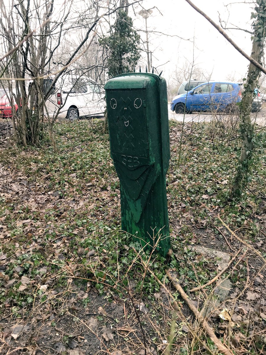 AmsterRus's tweet photo. Verscholen in de struiken Model G #splitskast #koppelkast #GEB Gemeente Energiebedrijf #Amsterdam nu @LianderNL Ontwerp uit 1928 van #PieterMarnette Voor de collectie @wndngn #AmsterdamseSchool ✨#020ontheroad https://t.co/GL85lkQ6kA