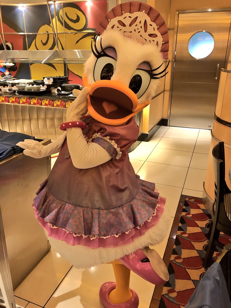 Riiiii01234's tweet photo. シェフミで歌って踊ってる時にデイジーちゃん遠くにいたのにこっち近づいてきていきなりチューしてくれたから今日からデイジーちゃんのファンです😘😘 https://t.co/rvcqqcVYnE