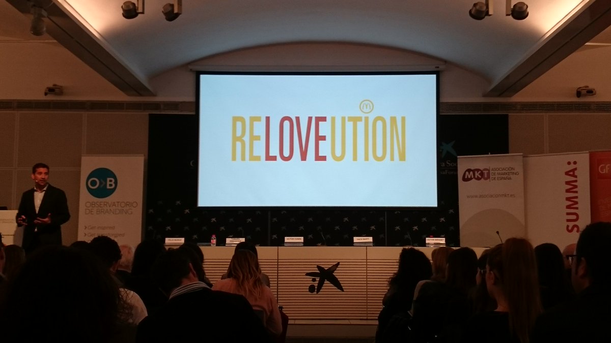 summabranding's tweet photo. "De un McDonald's para todos a un McDonald's para cada uno". Alex Simon cuenta la ReLOVEution de @McDonalds #RetoDigitalOB18 https://t.co/bkPezUItbL