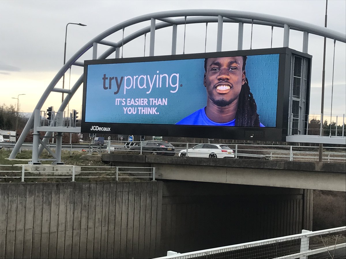 Getting a great reaction from people about the digital display at Edinburgh Gogar roundabout. We are praying that people try praying.  #trypraying #Edinburgh