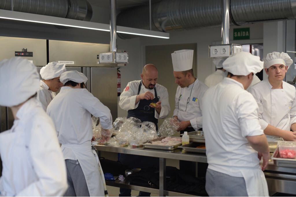 CarlosOrozaCIFP's tweet image. Hoxe, capitaneados por Iñaki Bretal de @oEirado poñemos un punto e seguido no #proxecto de #innovación educativa "A nosa camelia, tan curiosa como saborosa" cun xantar de camelia. Promete!!