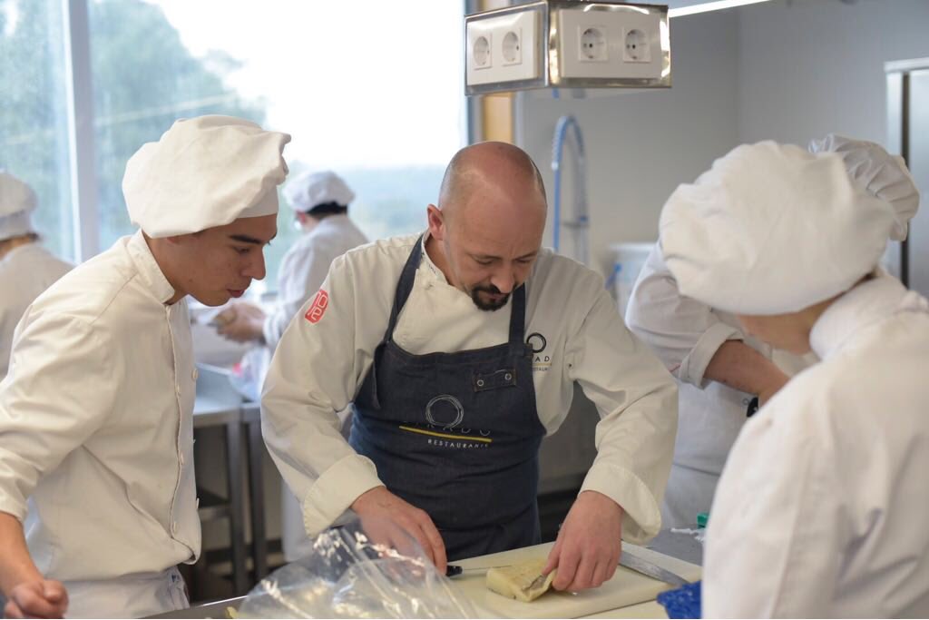 CarlosOrozaCIFP's tweet image. Hoxe, capitaneados por Iñaki Bretal de @oEirado poñemos un punto e seguido no #proxecto de #innovación educativa "A nosa camelia, tan curiosa como saborosa" cun xantar de camelia. Promete!!