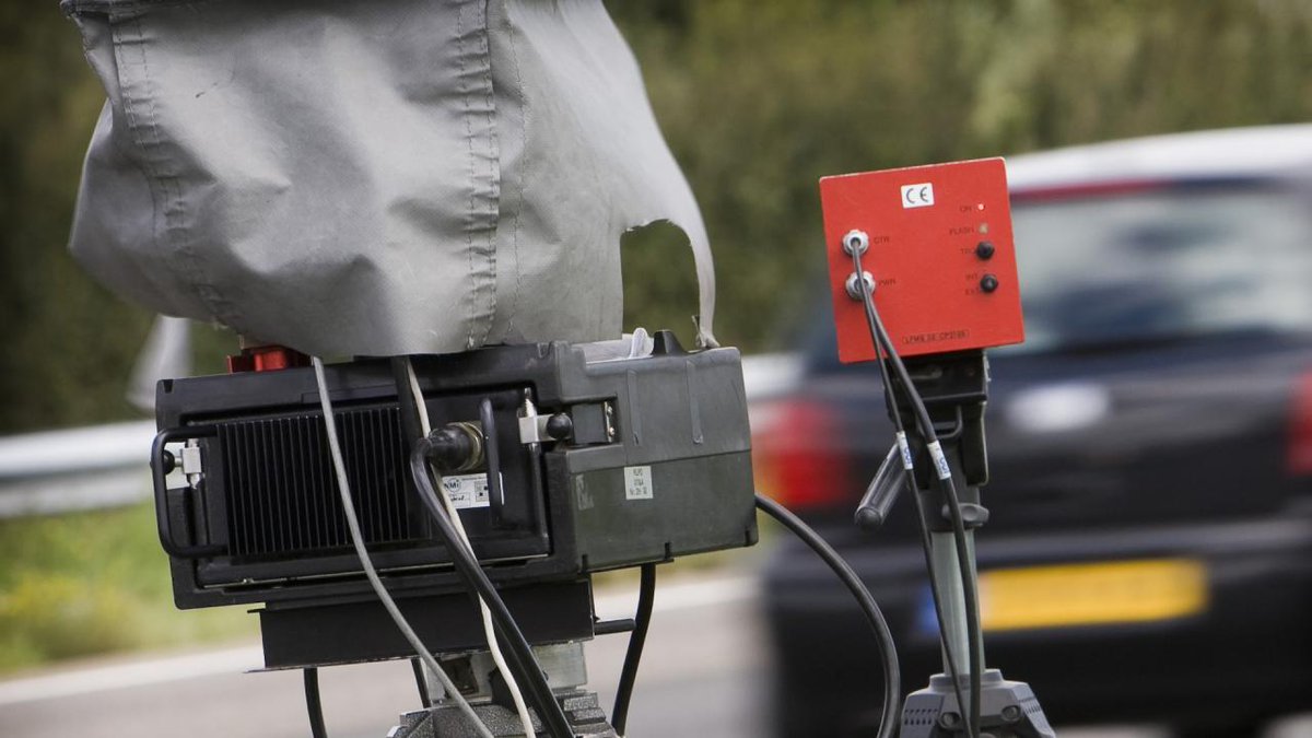 MannenAfdeling's tweet image. Achter het stuur appen, telefoneren of je mail tjekken, gewoon mee stoppen! Nieuw flitsapparaat facebook.com/mannenafdeling/