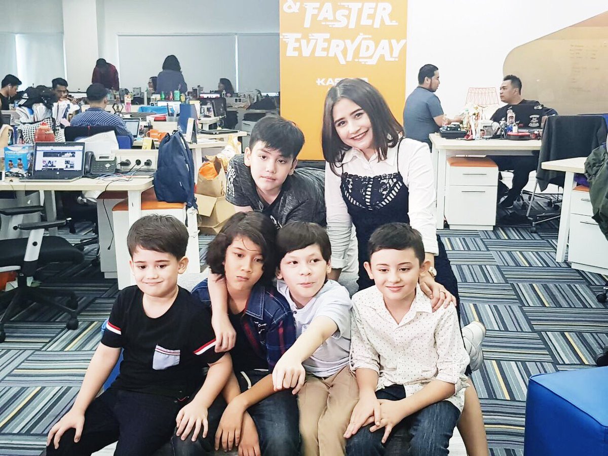 pichouseFILMS's tweet image. Apakah kamu menjadi salah satu yang melihat @PrillyBie LIVE Ngaskus bersama @kevinbze @Gamaharitz #AlexanderBain #MattWhite dan #JustinRossi di @kaskus? 👻

#MediaVisitDANUR2 #DANUR2 #MADDAH #DANUR #PrillyLatuconsina