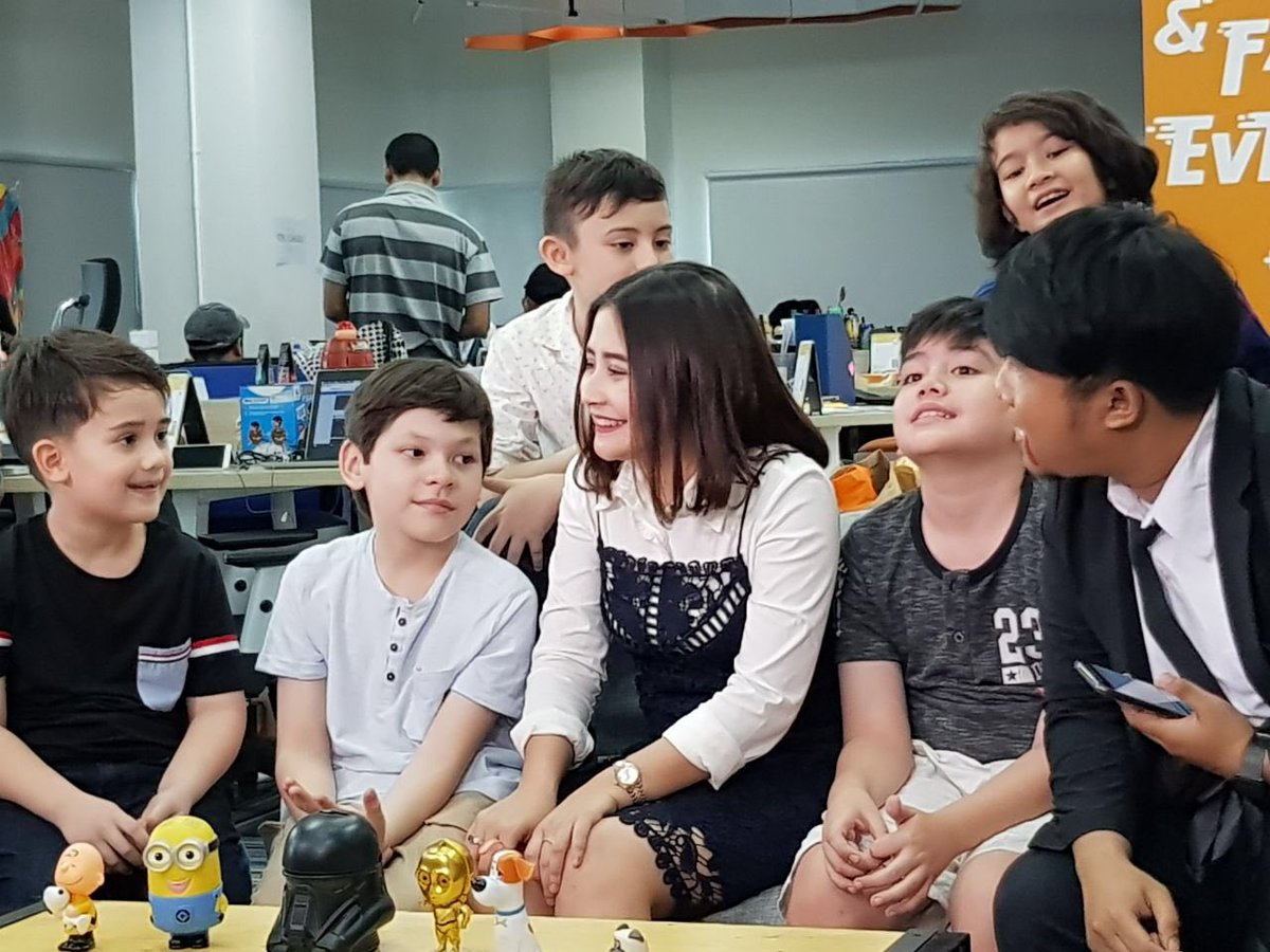 pichouseFILMS's tweet image. Apakah kamu menjadi salah satu yang melihat @PrillyBie LIVE Ngaskus bersama @kevinbze @Gamaharitz #AlexanderBain #MattWhite dan #JustinRossi di @kaskus? 👻

#MediaVisitDANUR2 #DANUR2 #MADDAH #DANUR #PrillyLatuconsina