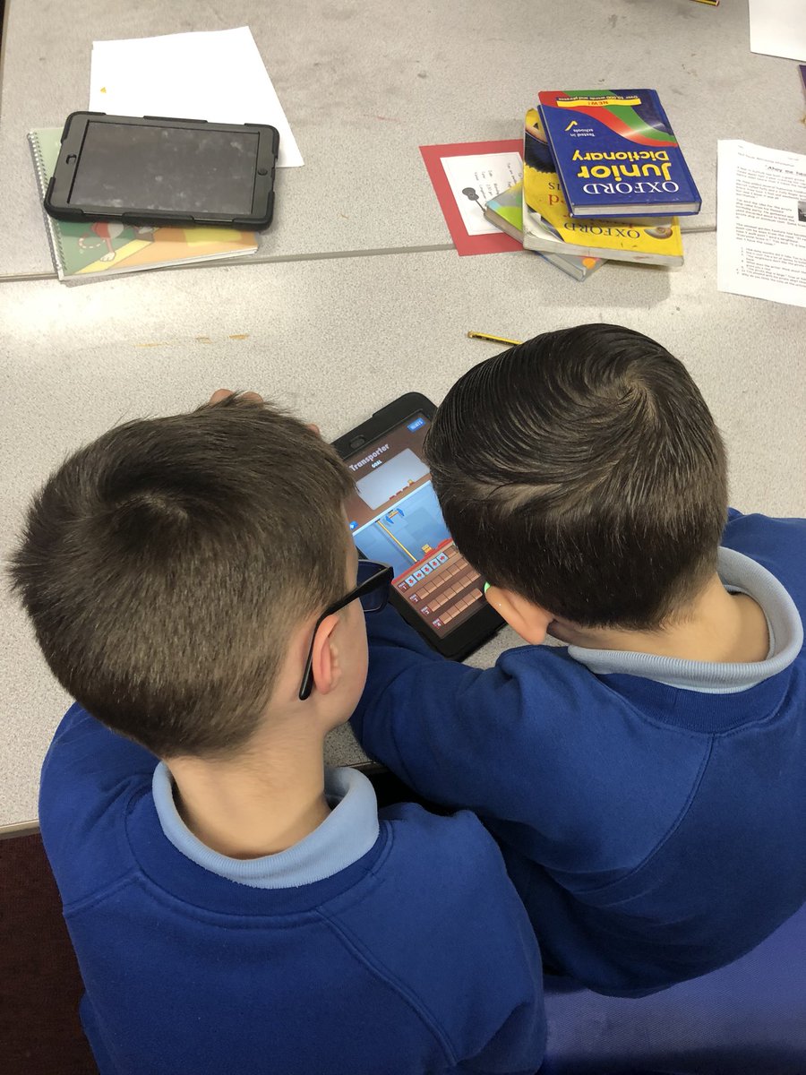 Class4BLJ's tweet image. Enjoying looking at #cargobot on the iPads 😊