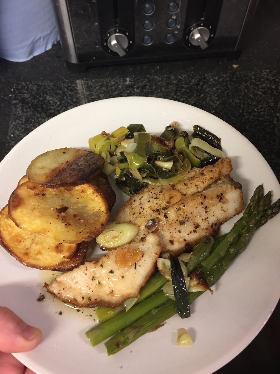 midlandfish's tweet photo. Well the local bakers will have to wait, this is my breakfast this morning, thanks for the John Dory @MRHSbeats. Is it to early for a glass of chilled white to go with? 😂 #poshbreakfast #fishfamily #fishbreakfast #bestwaytostart https://t.co/LBNZzMih1l
