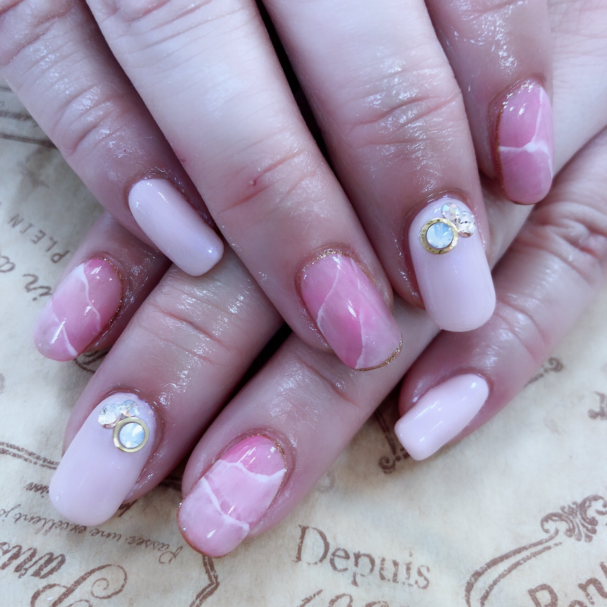 Nail Bear 久米川 まったり更新 アートコース1は６ 480円 税込 東村山 久米川 久米川ネイルサロン Nailbear ジェルネイル 大理石風ネイル 大理石 ビジューネイル ストーン敷き詰め ゴテゴテネイル 桜ネイル 春ネイル スタッズ T