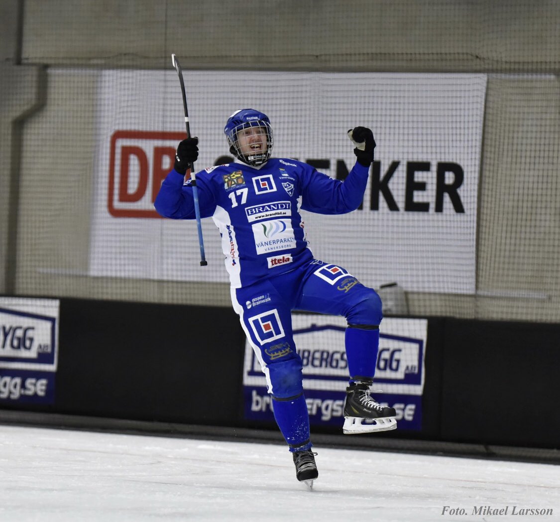 Hur förbereder ni er för finalen?
-Vi har haft isträningar i Arena Vänersborg måndag och tisdag. Dessutom teori och snack. Dels om hur vi ska spela och dels om känslan kring att spela en sådan här match. 

För att läsa hela intervjun med Emil Granström, gå in på vår hemsida 💙