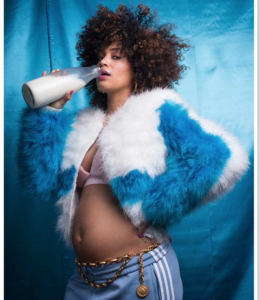 SharonDoorson's tweet photo. Shoot voor &amp;C !! Deze speciale "Oh baby" special ligt nu in de winkel (etos). Super leuk item, over mn zwangerschap en het mama worden💕 https://t.co/FmV8u0bdoH