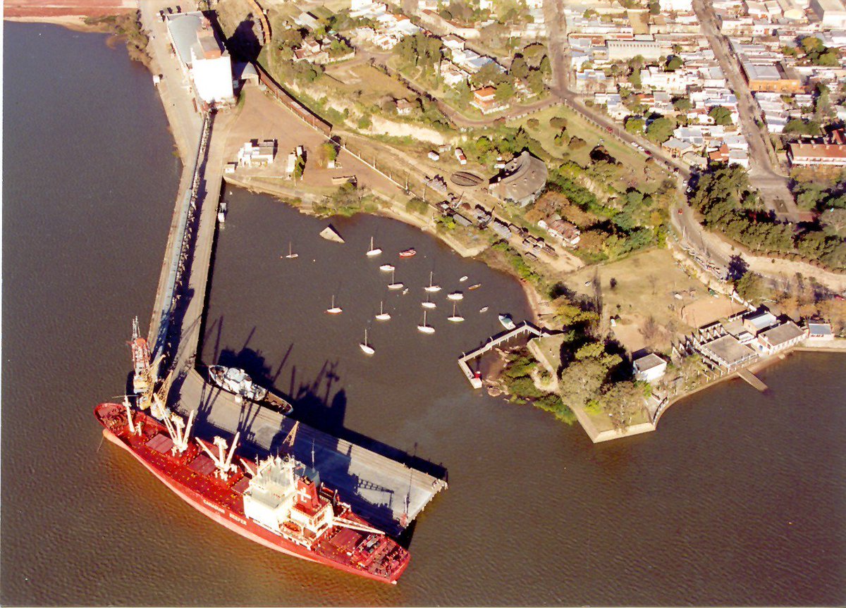 comlogistica's tweet photo. Autoridades indican que dragado río Uruguay aumentará capacidad de carga del puerto de Fray Bentos https://t.co/V40KCn6CRu #logística https://t.co/jCdKLRx9Bg