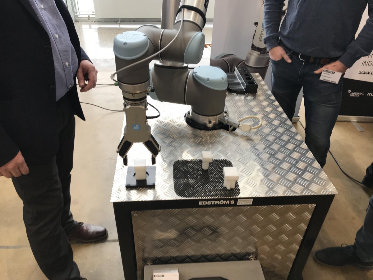 OnRobot_'s tweet photo. With our dedicated distributor Edströms Maskin &amp; Verktyg AB we presented our gripper yesterday at a @Universal_Robot with @OptoForceLtd sensor and @SICK_de vision camera. Thanks for joining! #onrobot #cobots #robotics https://t.co/naBsdhiZ0Y https://t.co/POiIFxpR8Y