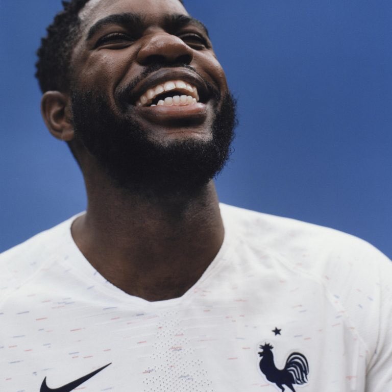 ActuFoot_'s tweet photo. OFFICIEL ! Les maillots domicile et extérieur de l’Équipe de France pour la Coupe du Monde 2018. 🇫🇷 https://t.co/MyIG1H6i9i