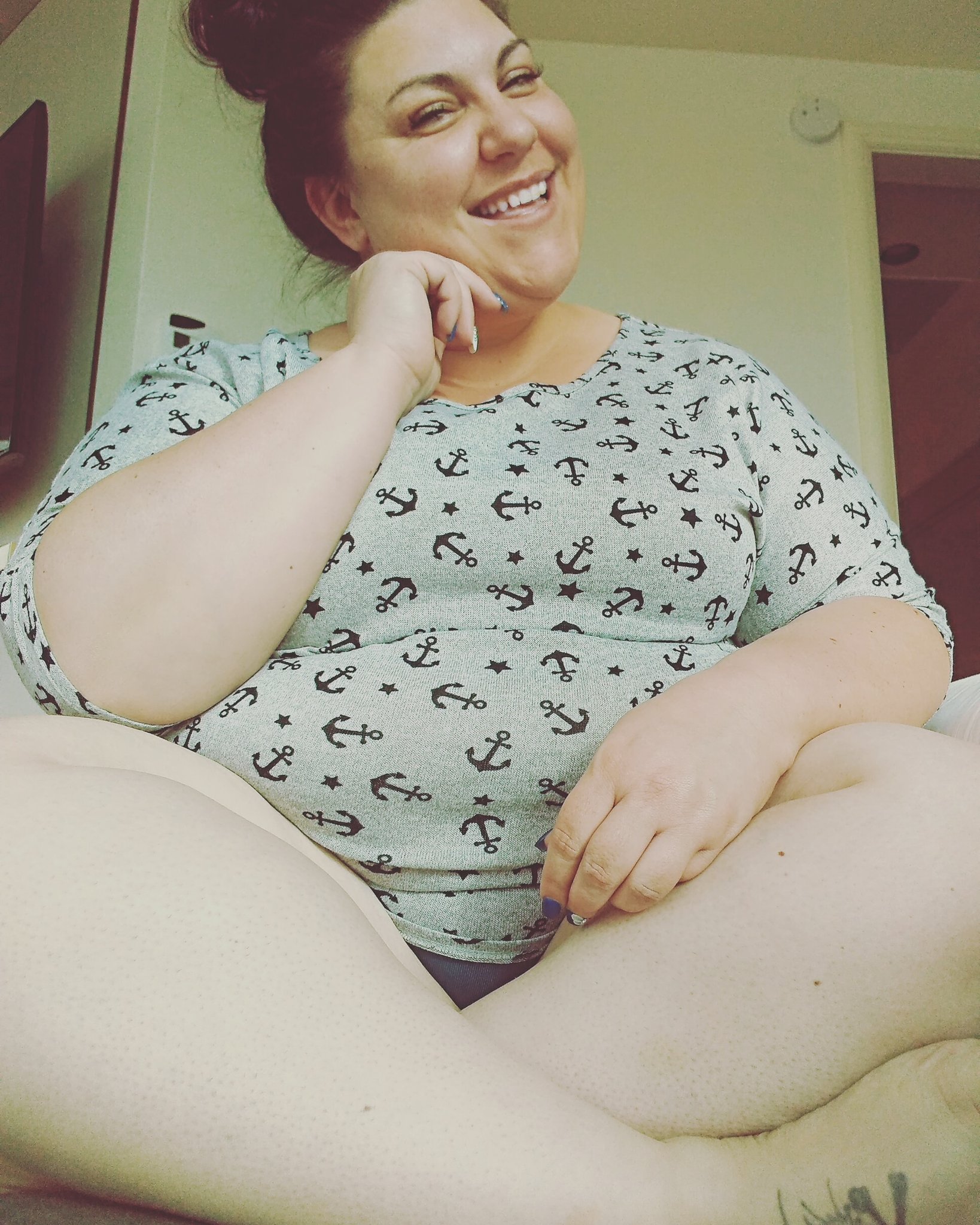 Bella Bendz on X: My hair is a mess, no makeup on, my chubby rolls are  showing but there's a smile on my face! No one can define your beauty but  you.