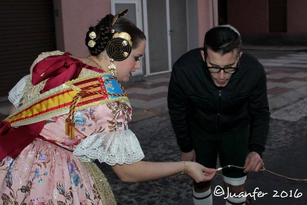 VPfalla's tweet photo. A la nostra comissió, la pirotècnia és cosa de tots. 
#juntsanemméslluny https://t.co/yAIjgmajQx