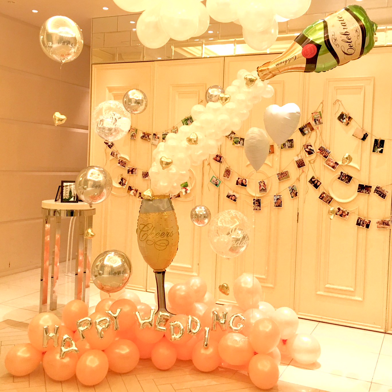 バルーンエンターテインメント シャンパンイメージでのバルーン装飾です 結婚式 や二次会 誕生日の飾りつけやパーティ会場などにインパクトがあってとてもかわいい装飾です フォトスペースにも 結婚式装飾 誕生日装飾 二次会 パーティ装飾 飾り