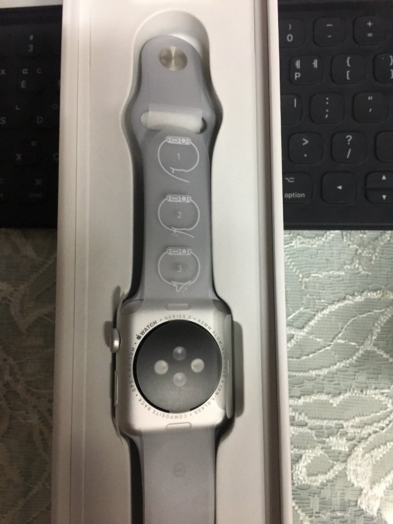 WiseManU's tweet image. “2월 제조된 뜨끈뜨끈한 제품이 왔다!”
“브랜드 온라인 몰 보단 애플샾을 통해 주문을 해 봤다는데 주문에서 배송까지 완벽했고 제품도 맘에 들었다. 애플코리아에게 칭찬을!!”
#Apple #SmartWatch3 #AppleStore #AppleCorea #AppleKorea