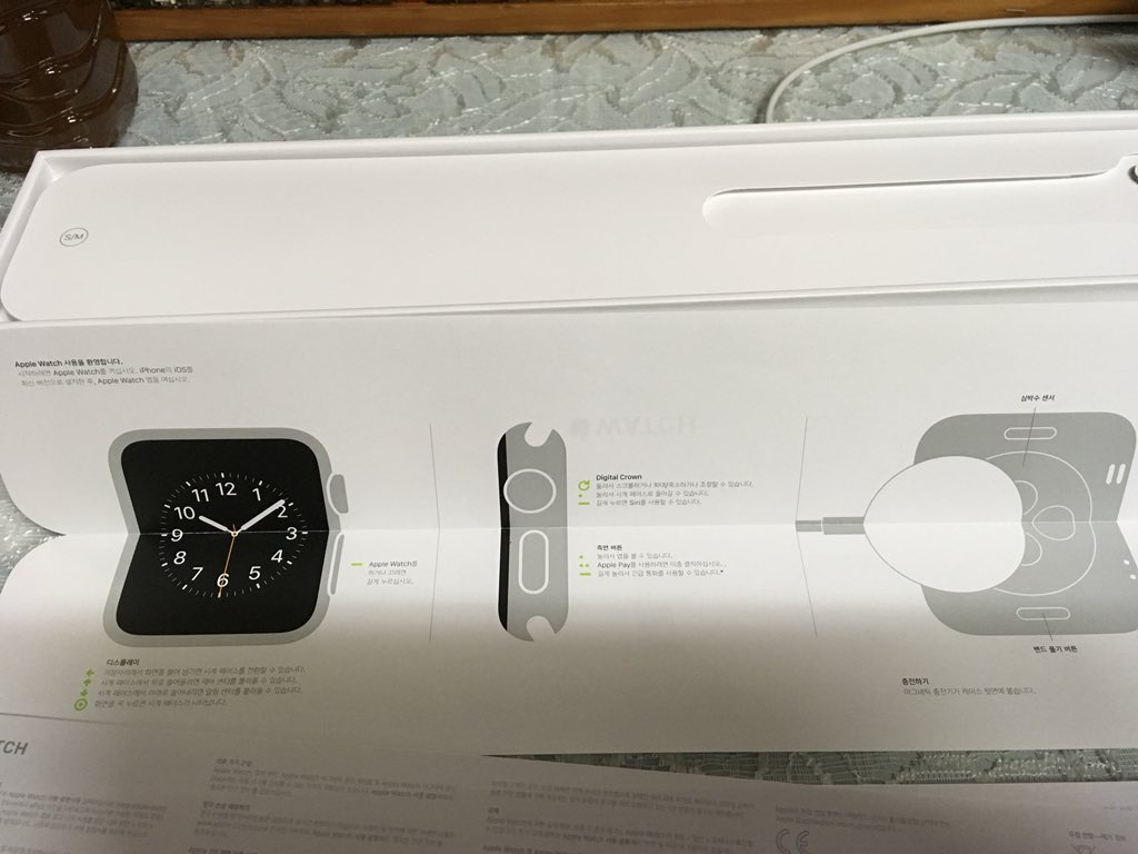 WiseManU's tweet image. “2월 제조된 뜨끈뜨끈한 제품이 왔다!”
“브랜드 온라인 몰 보단 애플샾을 통해 주문을 해 봤다는데 주문에서 배송까지 완벽했고 제품도 맘에 들었다. 애플코리아에게 칭찬을!!”
#Apple #SmartWatch3 #AppleStore #AppleCorea #AppleKorea