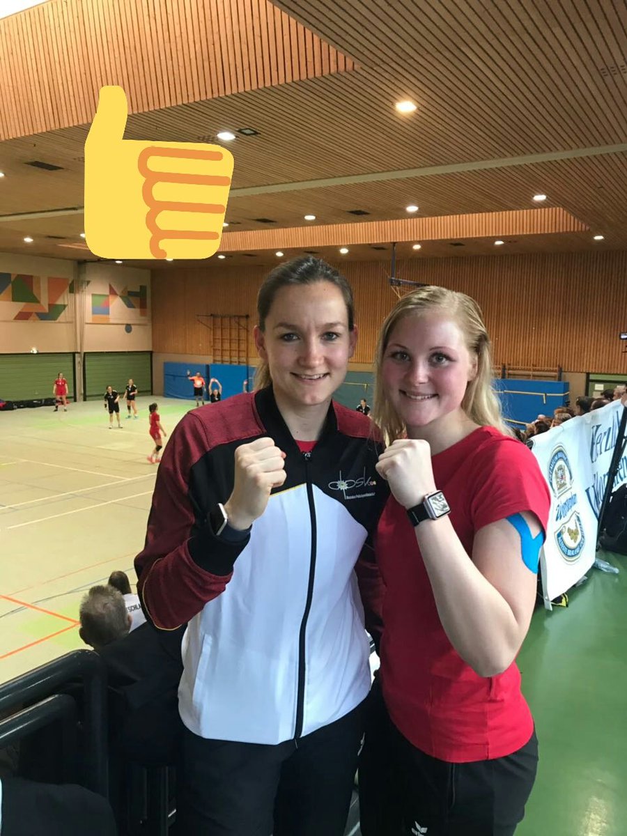 Polizei_MD's tweet photo. Das sind unsere Mädels bei der #EuropäischenPolizeimeisterschaft2018 der Frauen im #Handball. Veronika und Josephin haben mit der deutschen Mannschaft in der Vorrunde schon gegen Frankreich und die Schweiz gewonnen. Weiter so! #DPSK #EPM2018 https://t.co/UV8qxFUo3u