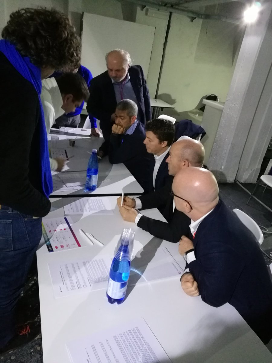 Digital4_biz's tweet photo. La giuria si riunisce per deliberare. Chi saranno i vincitori di #tshacknight @TeamSystemSTORE @TS_TalkS2018 #MilanoDigitalWeek https://t.co/tarYak6f5n