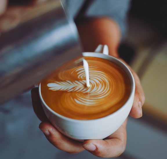 Només els baristes experimentats són capaços d’aconseguir aquestes decoracions; cal crear una textura cremosa i abocar-la a poc a poc a la superfície de la tassa. #barista #baristalife #baristaart #coffeelove #coffeelovers #decodingcoffe #cafescornella #cafe #coffee #cafelife