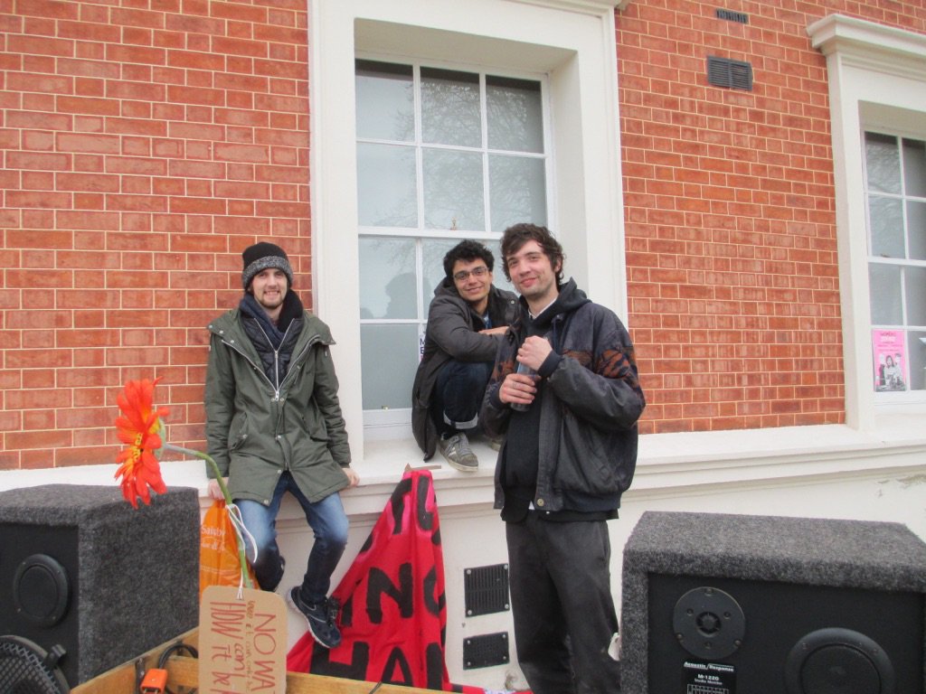 GloComm's tweet photo. Maintaining Picket lines @GoldsmithsUCU only possible with staunch support from our students, and their soundsystem #USSstrikes #strikeforUSS #GloComm Thanks guys! https://t.co/Mi5DM0eFc8