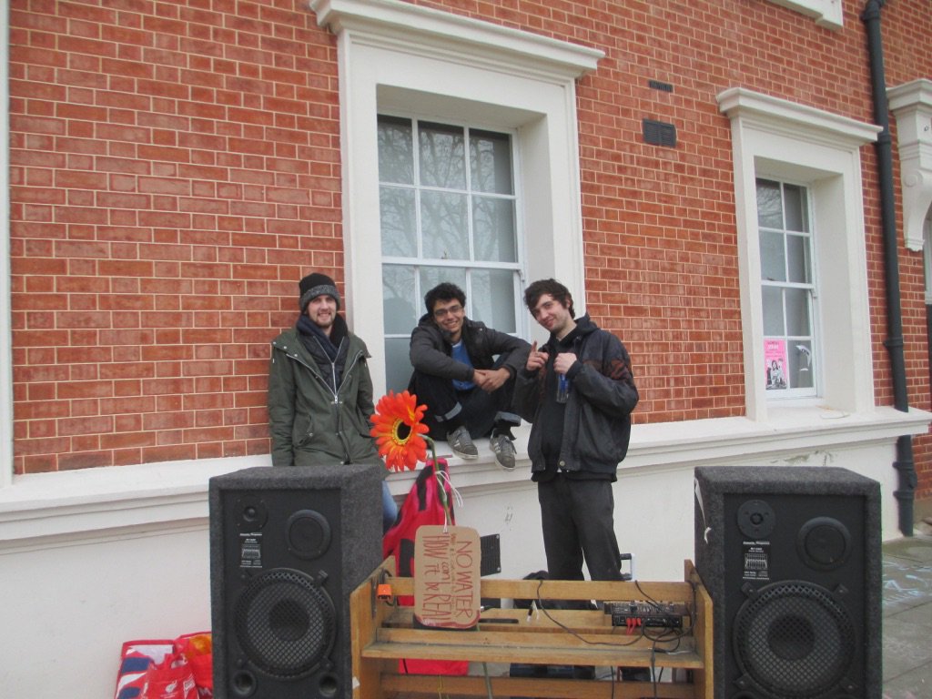 GloComm's tweet photo. Maintaining Picket lines @GoldsmithsUCU only possible with staunch support from our students, and their soundsystem #USSstrikes #strikeforUSS #GloComm Thanks guys! https://t.co/Mi5DM0eFc8