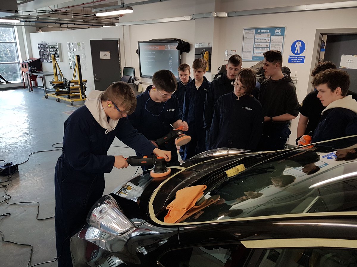 _CityGarage's tweet photo. Dennis Turley from #ROARPOLISHING called in today to demonstrate their new polishing equipment. Thank you to Dennis and ROAR polishing for their continued support. https://t.co/diq02xtzWm