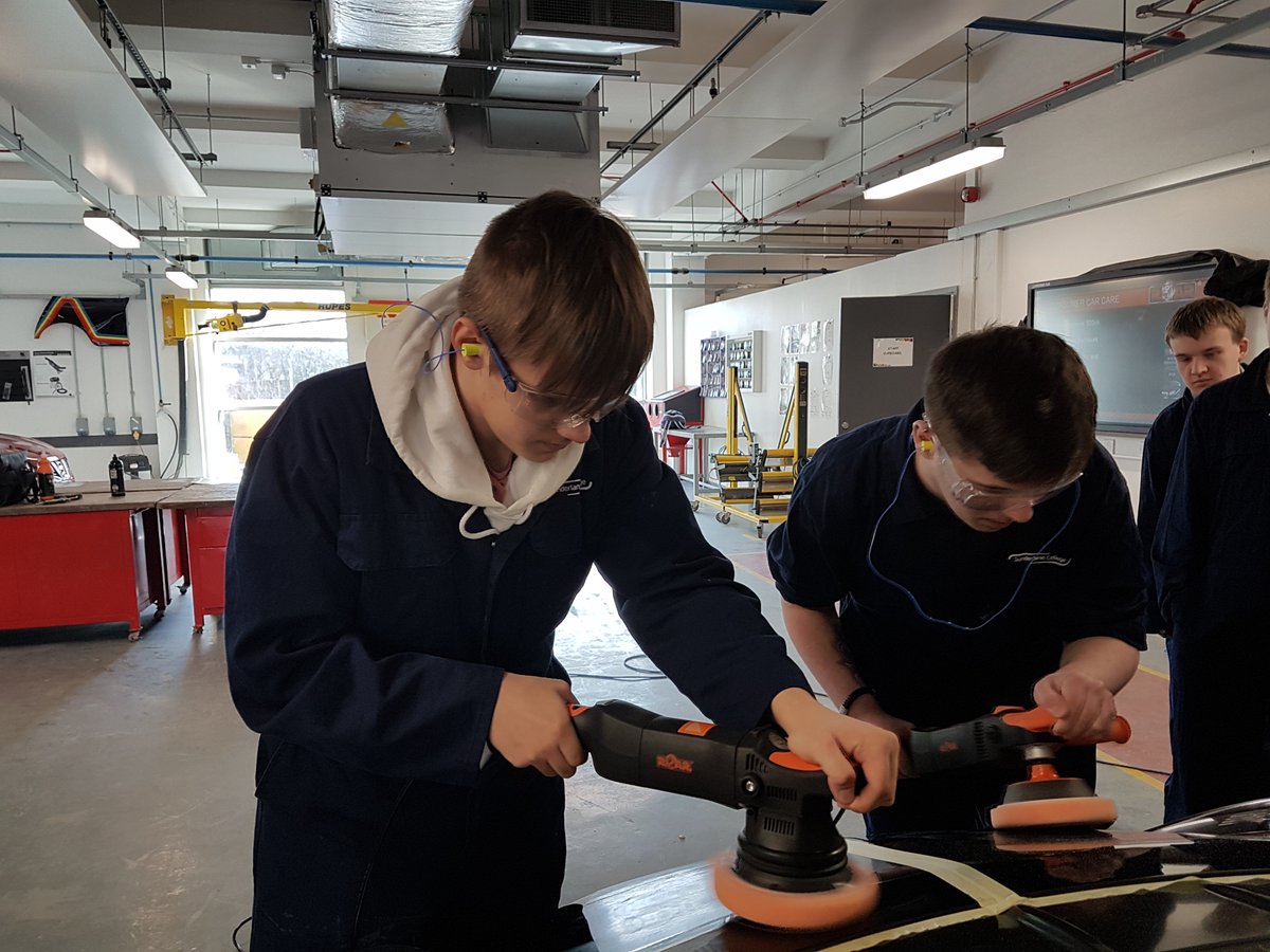 _CityGarage's tweet photo. Dennis Turley from #ROARPOLISHING called in today to demonstrate their new polishing equipment. Thank you to Dennis and ROAR polishing for their continued support. https://t.co/diq02xtzWm