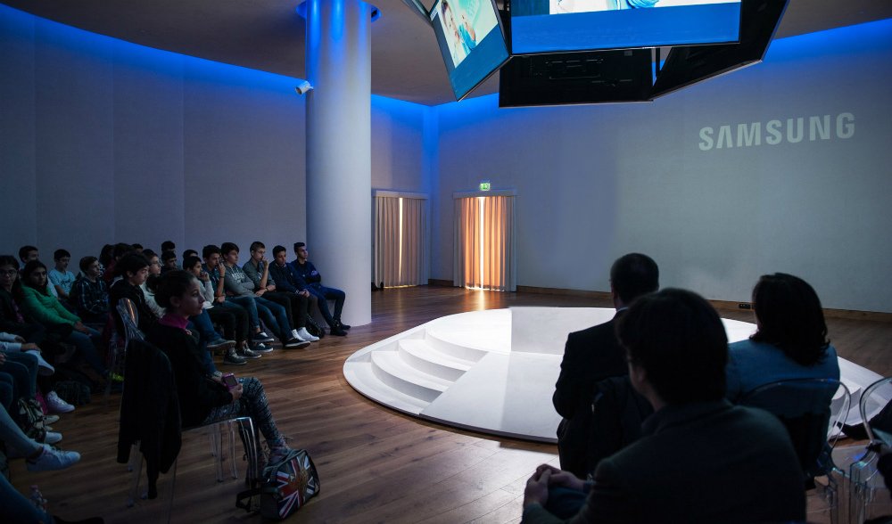 contemax68's tweet photo. Un palco rotondo e i monitor sospesi, è quanto di più entusiasmante avrei immaginato, crea una relazione molto più stretta con il pubblico in sala, al quale regale un'esperienza immersiva.
#visualstorytelling #milanodigitalweek #socialmediaweek #samsungsmartarena https://t.co/2hlbe4NYES