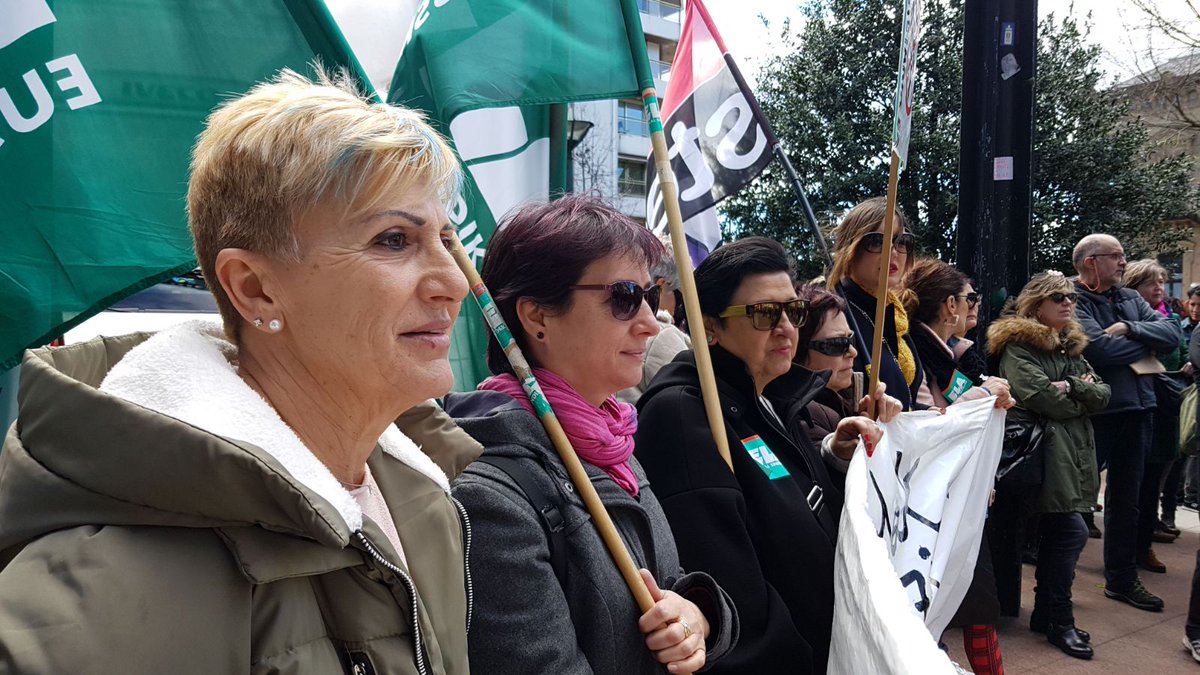 sikokosmik's tweet photo. ¡A la huelga, diez!
¡A la huelga, cien!
¡A la huelga, madre, ven tú también!
!A la huelga, diez!
¡A la huelga, mil!
Yo por ell@s, madre, y ell@s por mí!
#GrebaHezkuntzan https://t.co/YSVuYKXshN