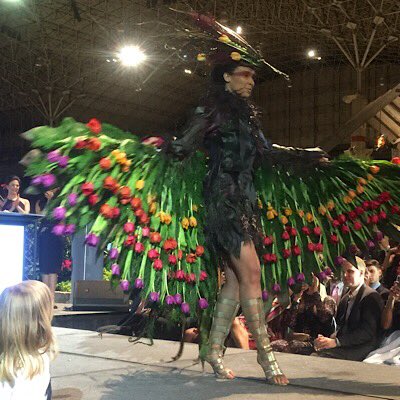 gagasgarden's tweet photo. ‘Hort Couture’ had the crowd ‘growing wild’ with beauties in ‘PlantSuits’ @ChicagoFlower @dale_dixon @Greggrow @KOMINERT @lindafreeman_ @TexanInOz @JohnLusher @MakMakay @DannyShookNews #ChicagoFlower #JacksonandPerkins #JPRose #MyJPRoses cc @JacksonPerkins pls #share #RT https://t.co/XROiBRCLjX