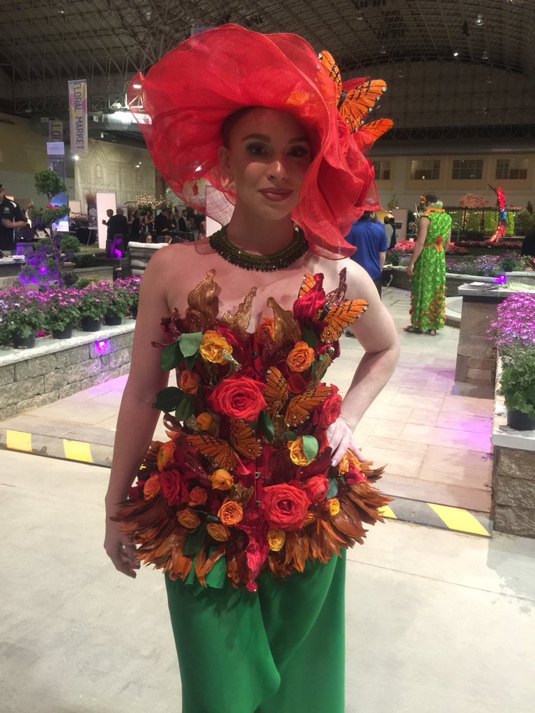 gagasgarden's tweet photo. ‘Hort Couture’ had the crowd ‘growing wild’ with beauties in ‘PlantSuits’ @ChicagoFlower @dale_dixon @Greggrow @KOMINERT @lindafreeman_ @TexanInOz @JohnLusher @MakMakay @DannyShookNews #ChicagoFlower #JacksonandPerkins #JPRose #MyJPRoses cc @JacksonPerkins pls #share #RT https://t.co/XROiBRCLjX