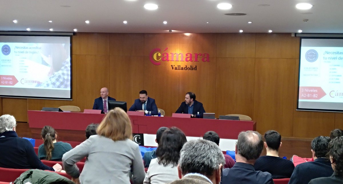 cam_valladolid's tweet photo. Dirigen la Jornada sobre el test homologado de nivel de #oxford nuestro director @robertogmarcos , Mr. Simon Ferdinand (representante máximo en España de Oxford) y D. Vicente Orihuela, CEO de @CuatroRayas https://t.co/aRoKL4I9Mr