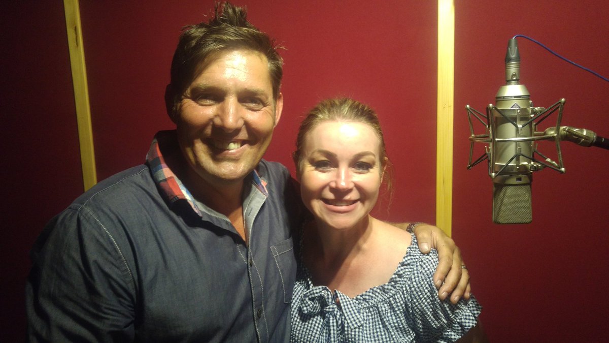HugoNsing's tweet photo. Eks jare lank al n bewonderaar van jou. Wat n voorreg om vandag saam met jou te kon werk. Raai raai wat maak ek en @LianieMay https://t.co/n3ZoPFdT3M